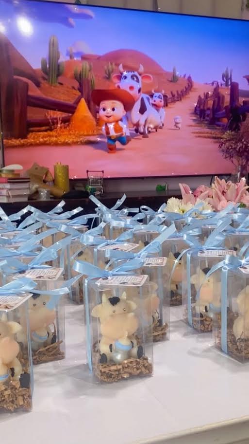 Little cow candle favors in clear boxes with bows
