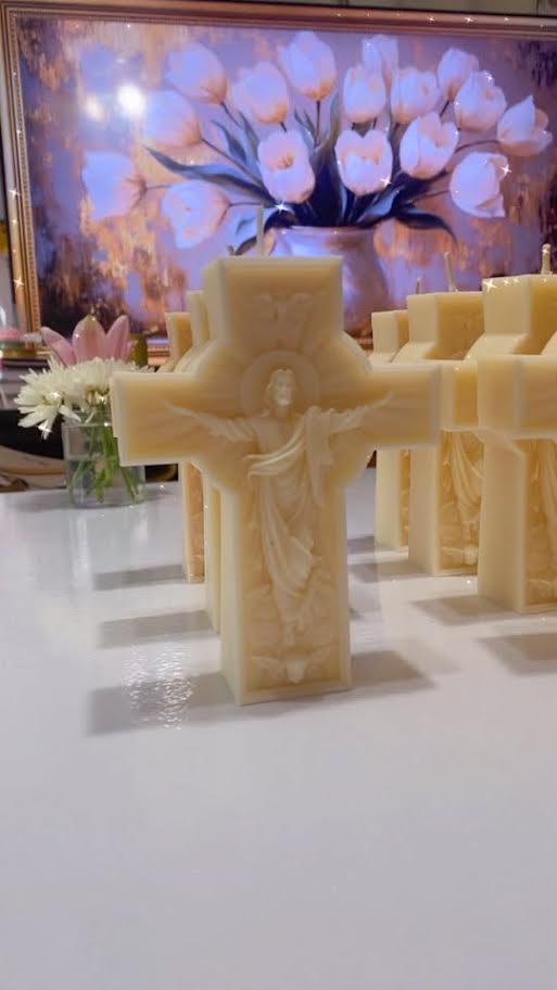La Gracia de Cristo cross candle in cream wax with a sculpted figure of Christ