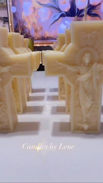 La Gracia de Cristo cross candle in cream wax with a sculpted figure of Christ