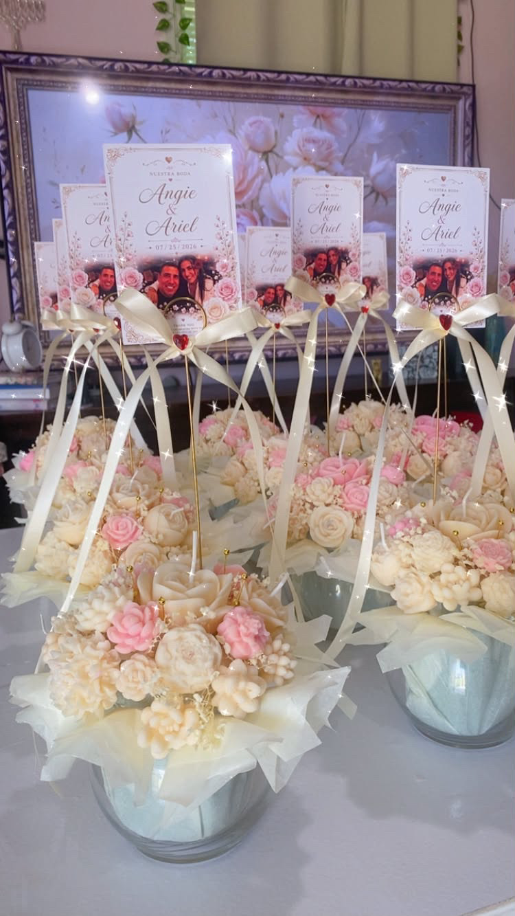 Wedding florivela bouquets seen from the front with personalized wedding cards