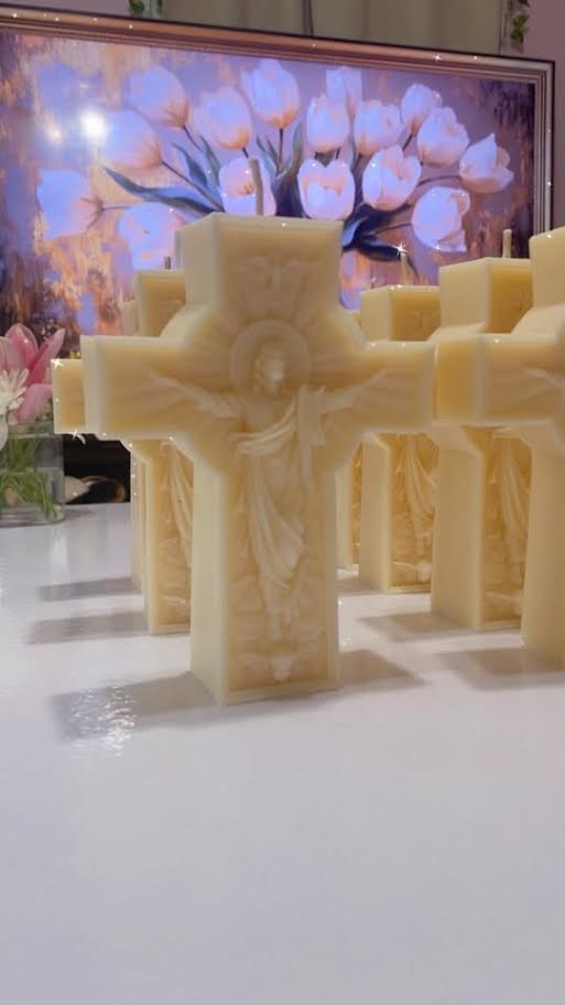 La Gracia de Cristo cross candle in cream wax with a sculpted figure of Christ