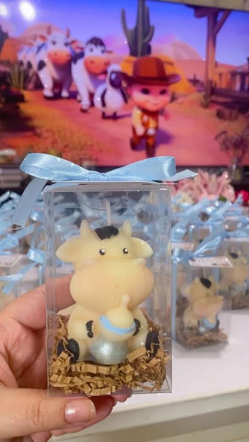 Little cow candle favors in clear boxes with bows